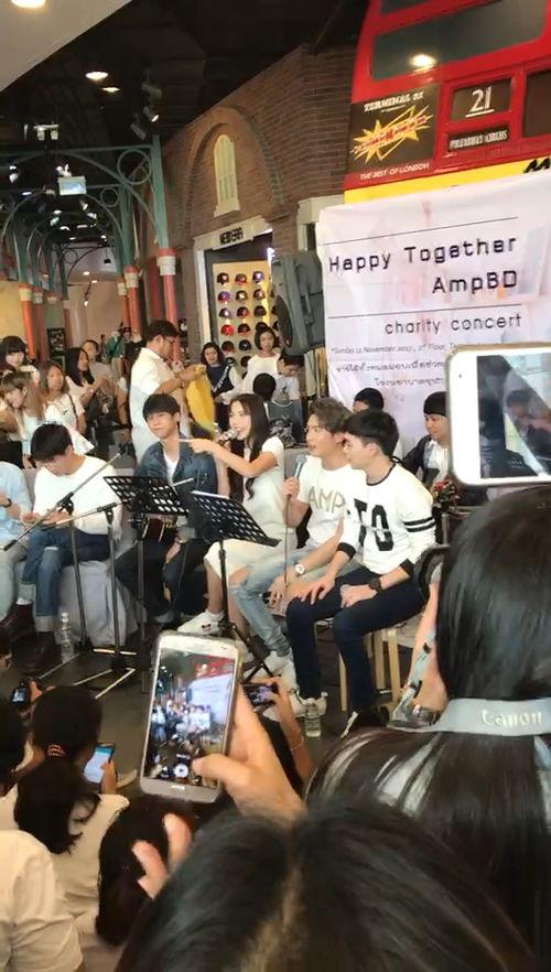 商场偶遇明星网红视频,商场瞬间成为焦点