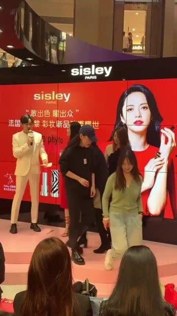 商场偶遇明星网红视频,商场瞬间成为焦点