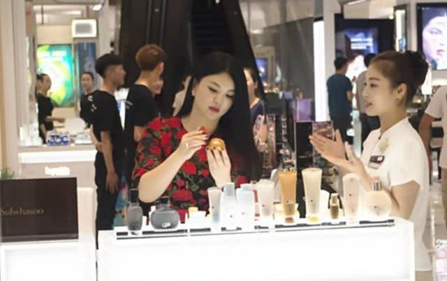 商场偶遇明星网红视频,商场瞬间成为焦点