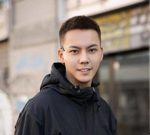 戴眼镜男生明星网红,揭秘戴镜网红的时尚风采