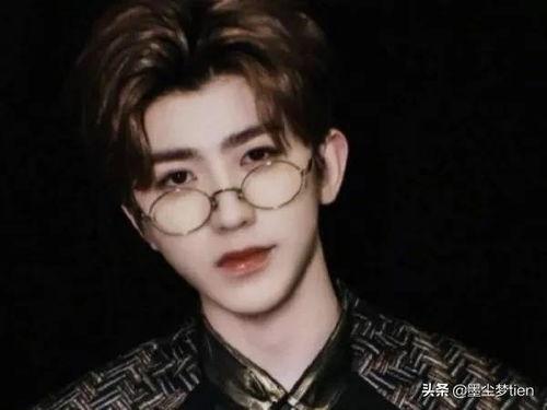 戴眼镜男生明星网红,揭秘戴镜网红的时尚风采