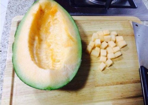 黑妹吃哈密瓜小视频,甜蜜瞬间引网友热议