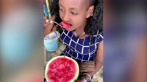 黑妹搞笑吃瓜,笑料横飞，欢乐无限！