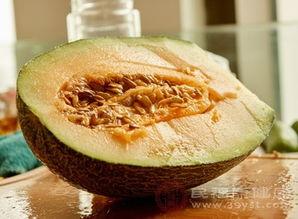 黑凉粉加哈密瓜可以吃吗,黑凉粉与哈密瓜的完美融合